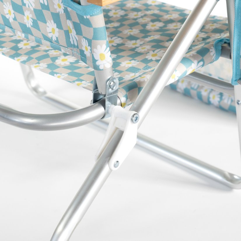 Beach Chair Chair with 5 Recline Positions Causing Foot Discomfort