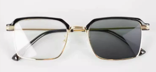 Photochromic reading glasses 602
