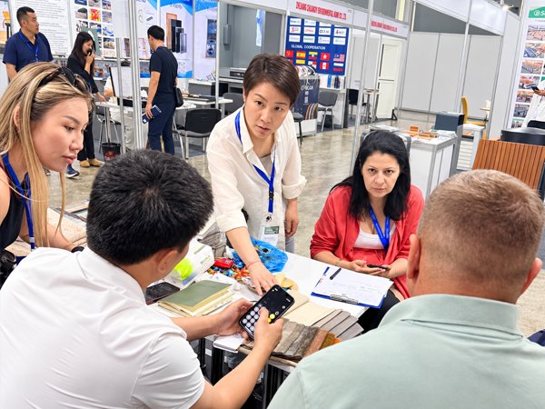 Pujiang Jiajiaku Textile Co., Ltd. Partner